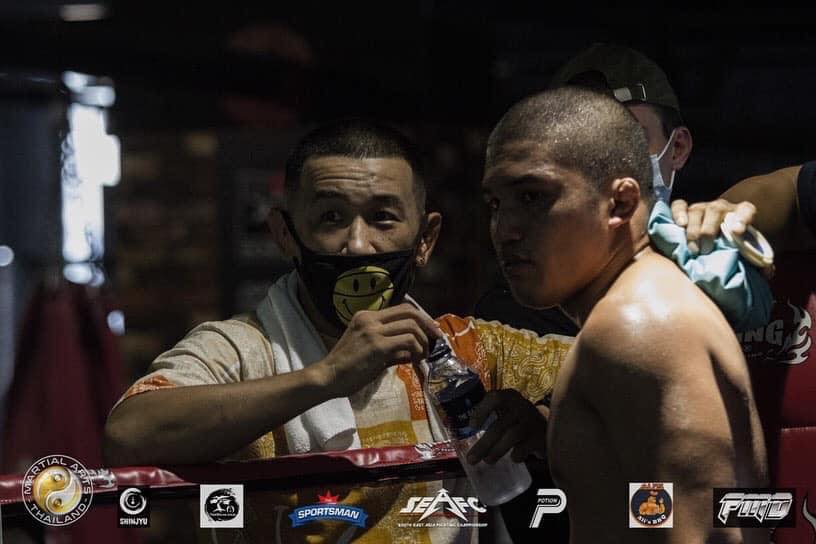 Rockie Bactol at the corner with Akihiro Fujisawa "Superjap" during his break the the fight against AJ Allen